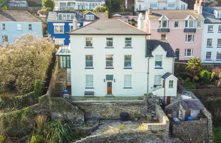 Riverside Apartment with Stunning Views & Patio - Foto 10