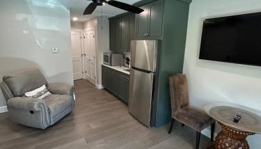 Cozy Couples Retreat 10 minutes to Beach & Downtown - Foto 5