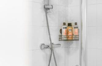 Modern 1-Bed Apartment with Parking near Heathrow - Photo 25