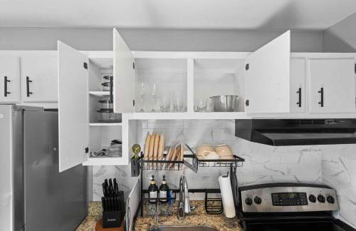 5 Min to Downtown - 7 to Duke - Washer and Dryer - Photo 14