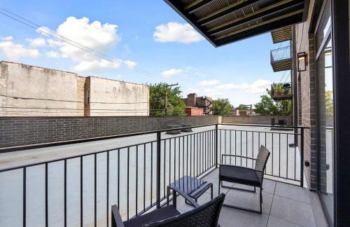 Modern Condo by Med District with Parking & Laundry - Foto 41