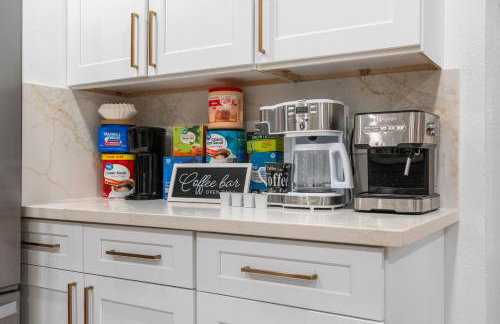 Entire Private Home with 4 Bedrooms 3 Bathrooms, Big Yard, View, , King Bed, 10 Parking, Available Now - Foto 57