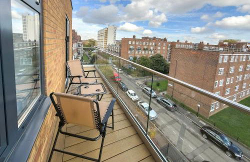 Modern Top-Floor 2-Bedroom, 2-Bathroom Apartment with Lift & a Private Balcony, Sleeps 6 - Foto 30