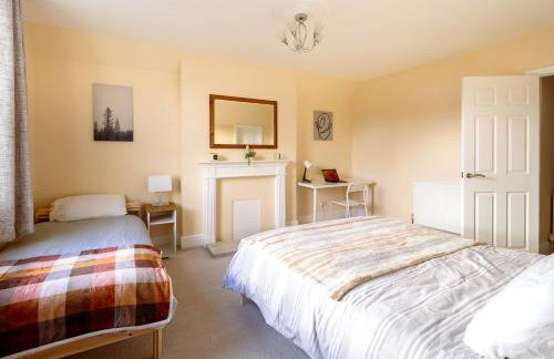 Guildford Station with Parking - Photo 5