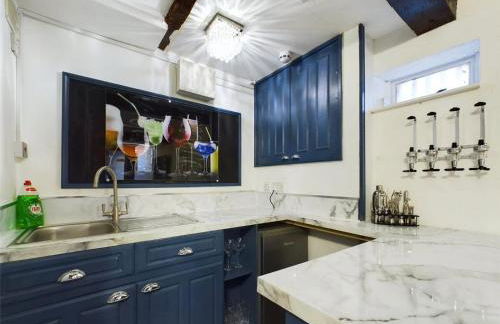 Montague House Town Centre sleeps up to 12 guests - Photo 39