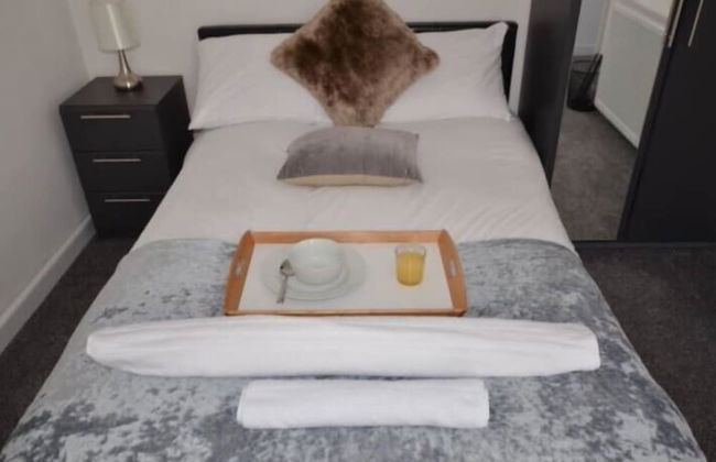 Beautiful 3-bed House in Wolverhampton - Photo 5