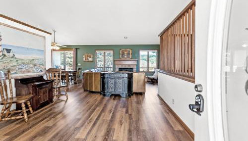 Experience lakeside luxury at Sunset Cove, a spacious 5-bedroom home - Foto 5