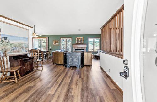 Experience lakeside luxury at Sunset Cove, a spacious 5-bedroom home - Foto 5