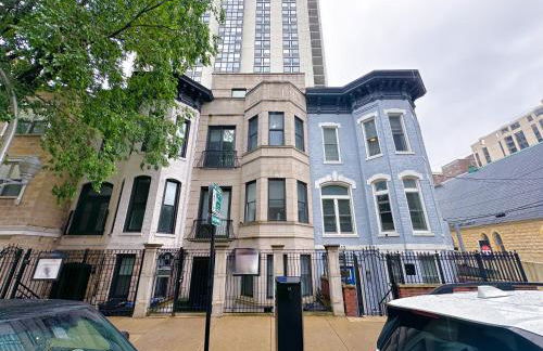 Luxurious Gold Coast 4BR 4-Story Villa with Parking Sleeps 12 Guests - Photo 48