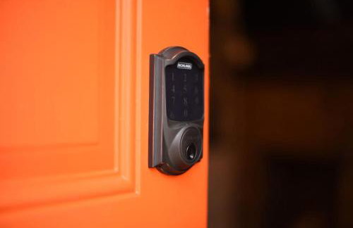 HostWise Stays - The Larryville - Amazing Bathroom, Perfect Location, Custom Build - Foto 6