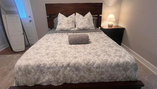 Cozy Stay Near DT with Deck and Yard - Foto 5