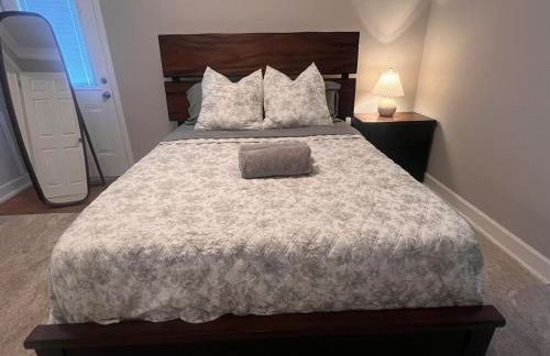 Cozy Stay Near DT with Deck and Yard - Foto 5