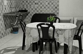 Garagem para 3 carros Morada Valentim é uma Casa dois quartos climatizada em Paracuru, 2 decks, piscina, portão automático, cerca elétrica com conforto e qualidade para você! - Foto 8