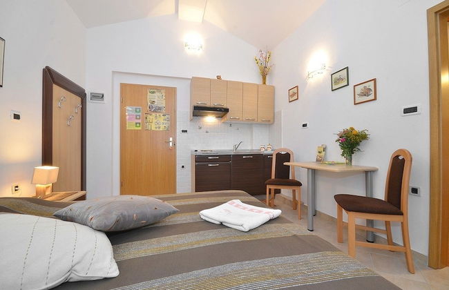 Bella Vista Apartments - Photo 13