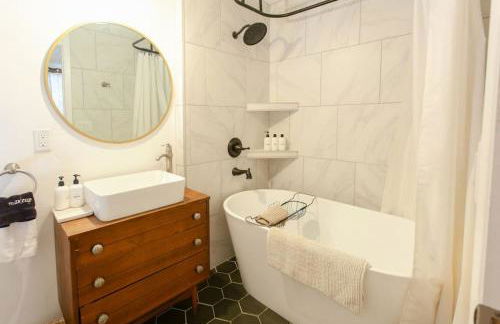 Classic & Cozy Apartments - Parking & Close to DW - Foto 50