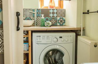 Dog Friendly Cosy Coastal Cottage with Sea Views - Photo 12