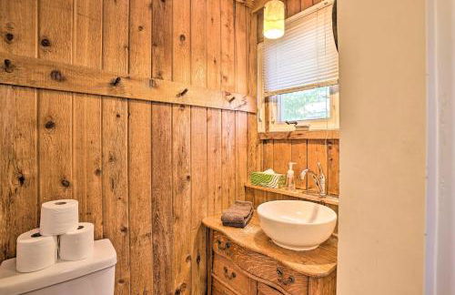 half Mi to Dtwn! Suttons Bay Cottage with Fire Pit - Foto 13