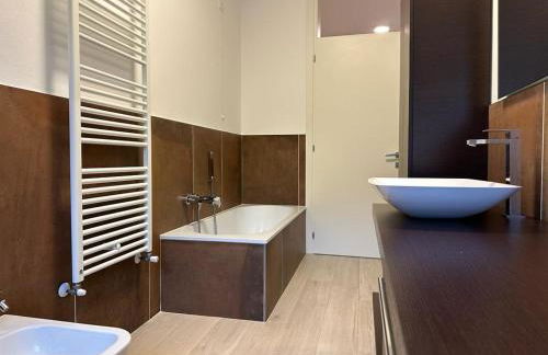 Welc-ōM Luxury Hillside Retreat - Photo 27