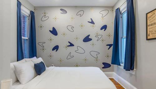 Mid-Century Marvel Steps from Restaurants Bars and Markets 3BR & 2BA - Foto 2