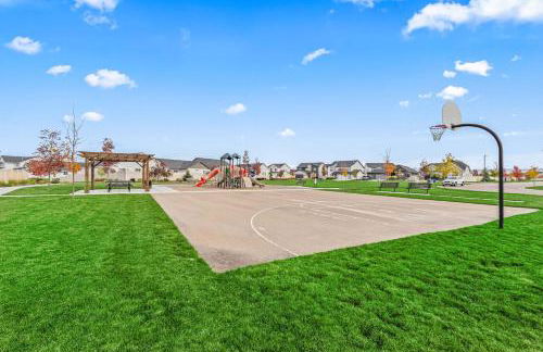 6BR Retreat with Playground Basketball & Sleeps 22 - Foto 16