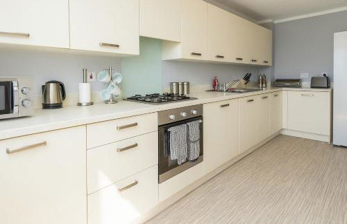 Free Parking and Garden 3 Bedroom Sleeps 8 guests - Photo 7