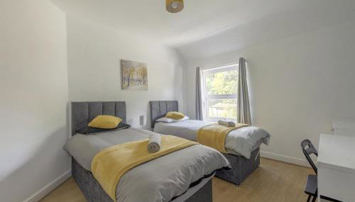Ryland House Sleeps 8 M6 Access & Garden - Foto 4, towels, storage, locker