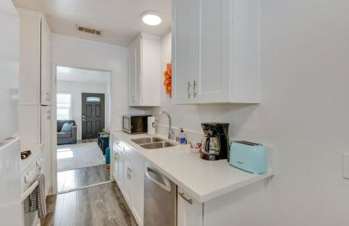 Van Nuys Abode with Patio, 7 Mi to Universal Studios - Foto 12