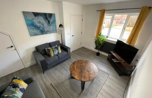 Brand New High Spec House with Parking & Wi-Fi By Home Away From Home - A - Foto 9