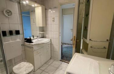 Zentrales Apartment für bis zu 6 Personen mit Balkon, Parkplatz, Waschmaschine & direkten Einkaufsmöglichkeiten - Foto 13