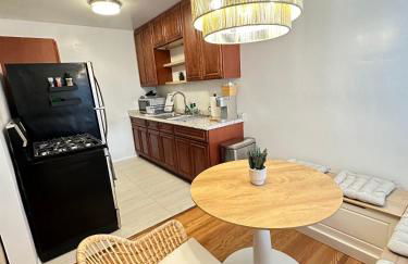 Boho 1-Bedroom BEACH Condo with Mid Size Parking, AC & Laundry - Walk 10min to BEACH! - Foto 6
