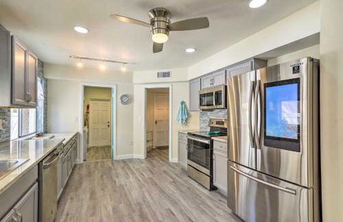 Tropical Waterfront Home Central Location! - Foto 8