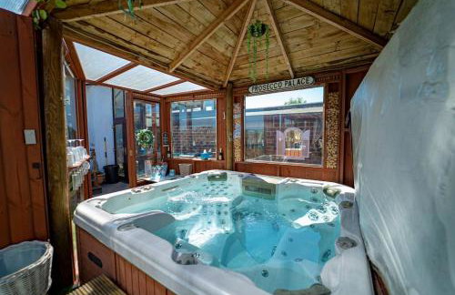 Stunning Central Villa by Golf Course & Beach - Foto 19