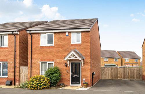 Bright 4 Bedroom Home in Walsall, Free Parking and for EVs - Foto 56