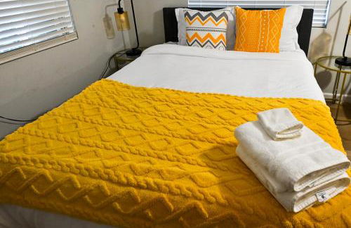 Relaxing Cozy Back House with Backyard - Foto 47