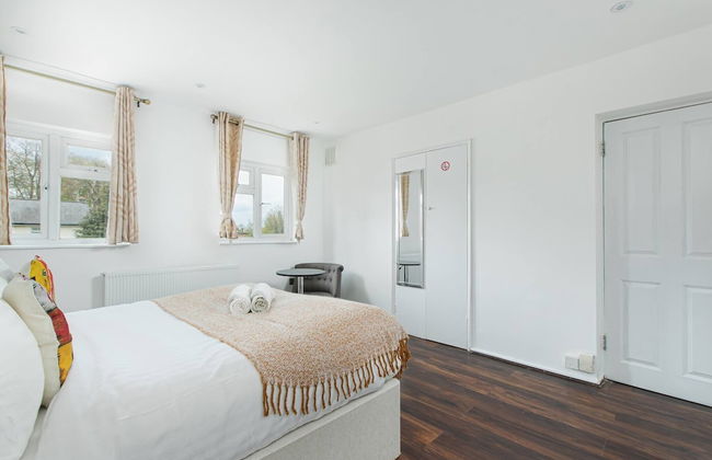 Skyvillion - 2bed House W Grdn&parking In Hatfield - Photo 2