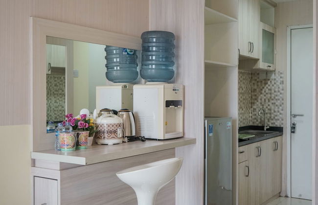 Minimalist and Stylish Studio Skylounge Tamansari Apartment By Travelio - Foto 6