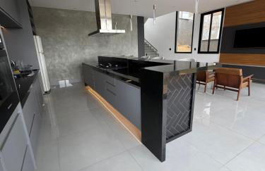 Belo sobrado com piscina aquecida em Ninho Verde 2 - Foto 23