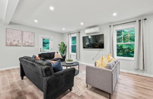 Huge 10BR Family Stay, Sleeps 20 in Bloomfield, CT - Photo 33