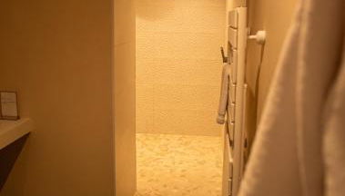 La Parenthèse Suites - appartement luxueux avec sauna et baignoire balnéo - Foto 4, Shower