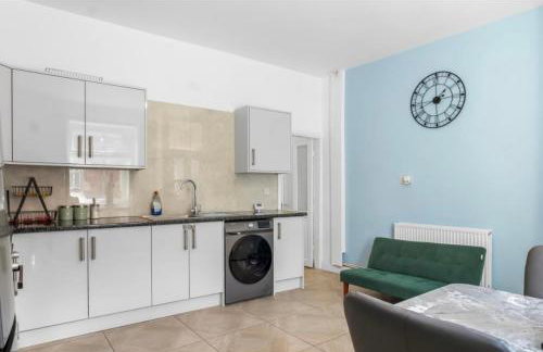 Modern 2 Bedroom House with 2 Ensuite and Free Parking - Photo 12