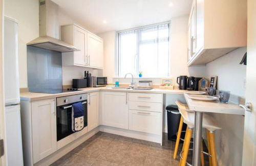 The Little Blue House by Sheppey Stays -Cosy 2BR Blue House - Near Docks with Parking - Foto 48