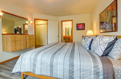 Resort-Style Klamath Falls Home, Golf Course View! - Foto 12