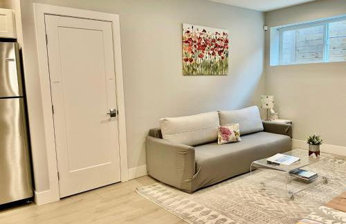 Gorgeous 1 BR Suite in a New House Free Parking - Foto 11