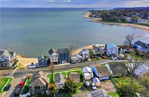 Beachy Bay Breeze Bungalow 2BR with parking and close to many amenities. - Foto 1