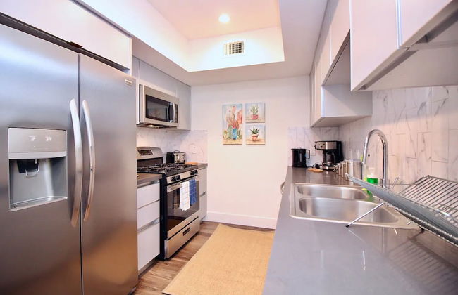 Los Angeles Deluxe Suites - 2 Bedrooms & 2 Bathrooms - Photo 2