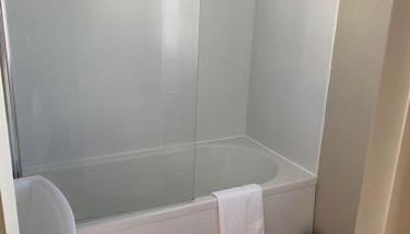 2 Bed, 2 Bath Lodge Style Caravan with Hot Tub & Private Garden at Patrington Haven Leisure Park - Foto 5