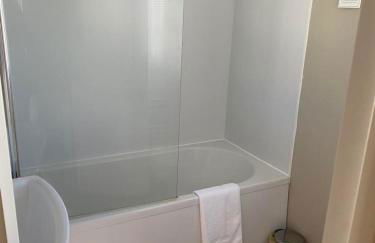 2 Bed, 2 Bath Lodge Style Caravan with Hot Tub & Private Garden at Patrington Haven Leisure Park - Foto 5