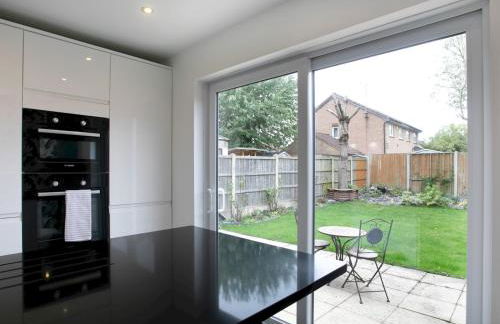 Charming Home - Free Parking - Private Garden - Pass the Keys - Foto 4