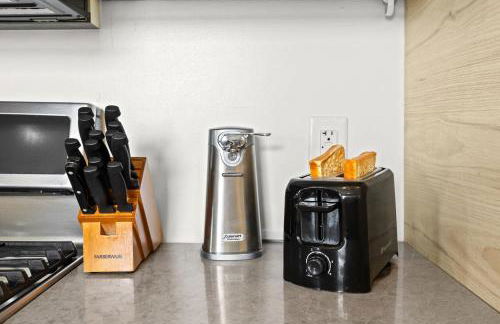 3BR 2BA Derby Home Walk to Churchill Free Parking - Foto 21