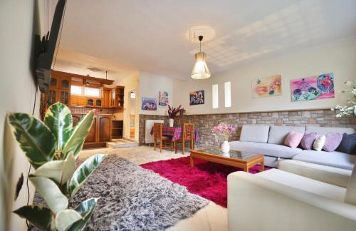 Cozy tricolor 2 bdr apt with gym & parking - Foto 1